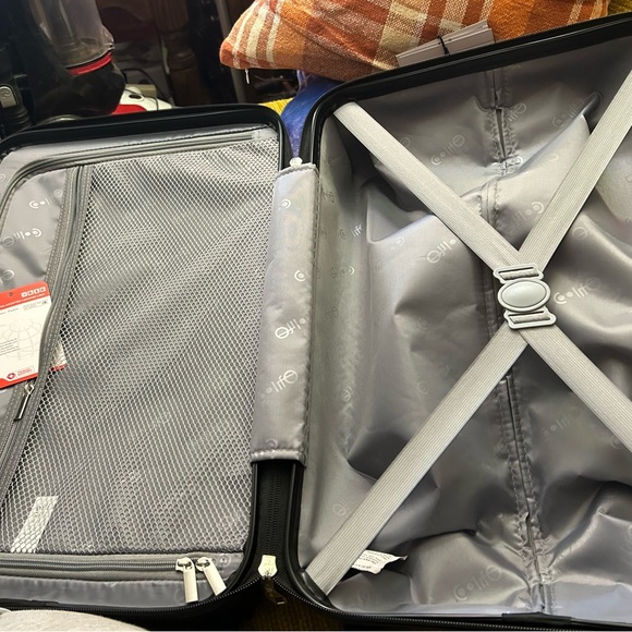 20” Rolling carryon suitcase wine red - Picture 9 of 9